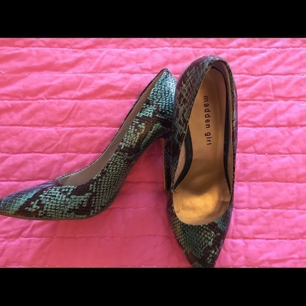Madden Girl turquoise faux snake skin pumps 81/2
